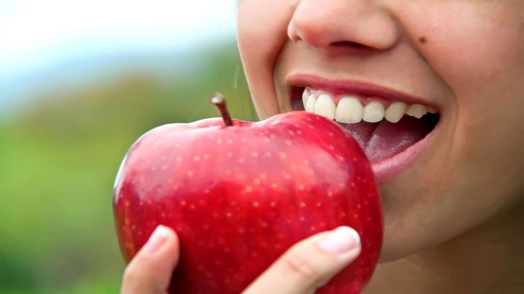 معرفی مواد غذایی مفید برای سلامت دندان ها